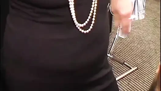 Sarışın orta yaşlı seksi kadın ofiste oral seks yapmayı seviyor