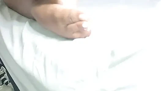 Minyon çıplak ayaklı kız üvey erkek kardeşinin odasına yarak aramak için giriyor