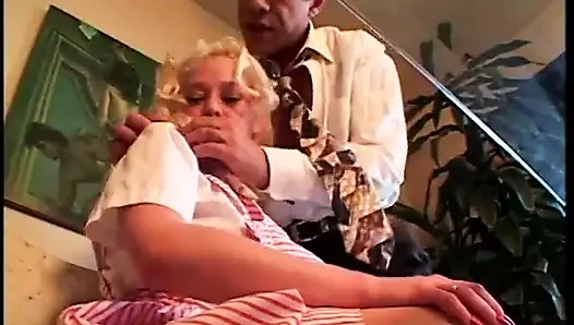 Sarışın genç şeker taze amını yalatıyor ve sonra tahrik olmuş şeker pop tarafından sikiliyor