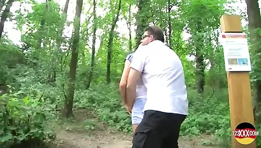 Sıska sarışın yüzünde sıcak bir döl seviyor