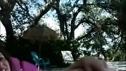 Sıcak esmer puma topuklu sigara içme ve havuz kenarında oynuyor