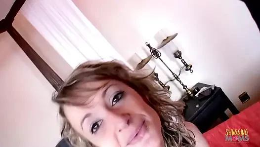 Amatör çift küçük memeli sarışın ona binerken kamera önünde sikişiyor