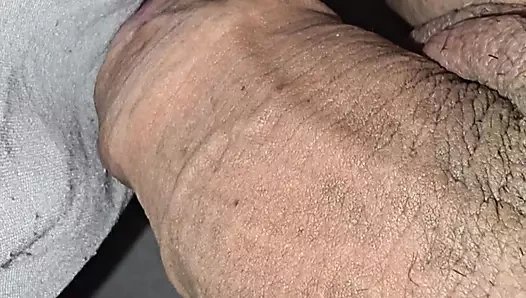 Üvey anne yakın çekim üvey oğluna yatakta kalın yarakla mastürbasyon yapıyor