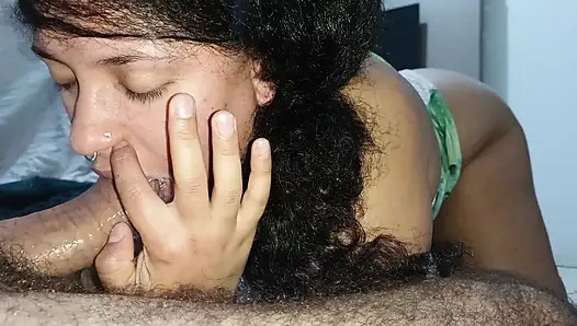 AZGıN BIR YARAĞı YALARKEN BÜYÜK GÖT SALLANıYOR