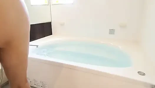Burun klipsi ile su altında mastürbasyon
