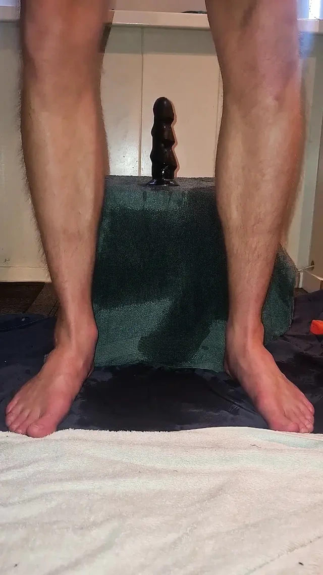 Ateşli solo erkek sabah yapay penisine biniyor