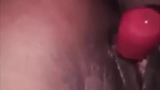 Seksi Afrikalı kız küçük vibratörüyle mastürbasyon yapıyor ve fışkırtıyor..