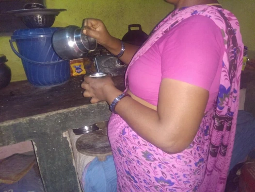 Hintli ateşli ev hanımı romantizmi mutfakta