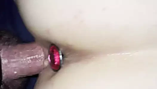 Pembe kedi dövülerek ve parmaklı