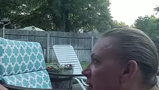 Lui si masturba ed ejacula in bocca ed in faccia a lei