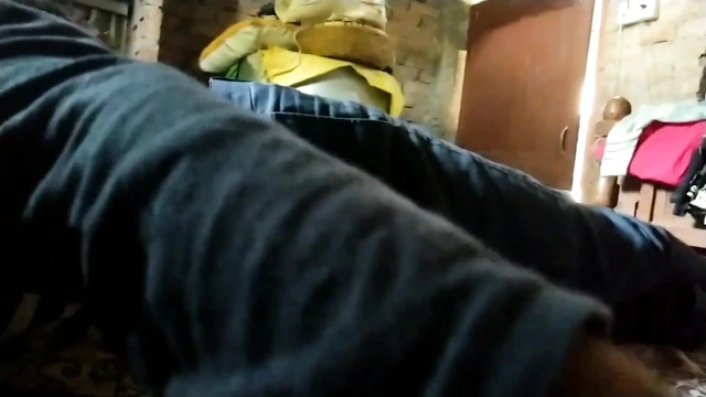 Hintli büyük yarakla yatakta mastürbasyon yapıyor