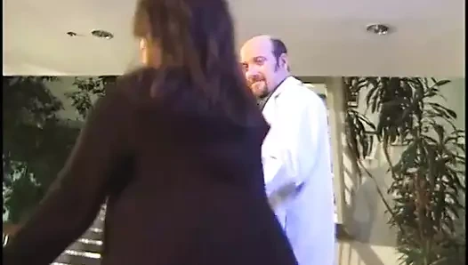 İki şanslı adam sarışın ve esmer birbirlerinin amlarını yalıyor