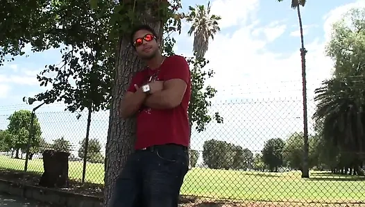Esmer genç erkek avcısı sert sikişmeye bayılıyor