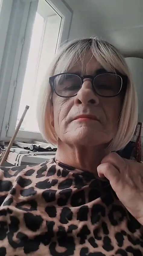 Leopar elbiseli yaşlı sürtük