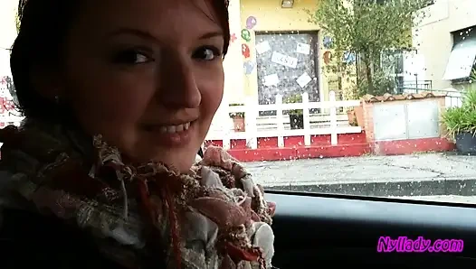 Erkek delisi kırmızı yüksek topuklu çizmeler içinde sürüyor