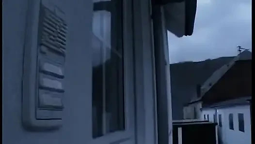 Sarışın bebek patlayıcı orgazm için parmaklarken süt fışkırtıyor