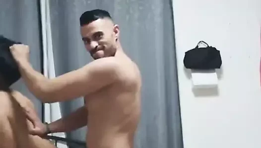 Seksi babamın büyük sikini tutuyor