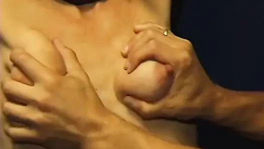Bağlı sarışın orta yaşlı seksi kadın kalın oyuncağı derine alıyor