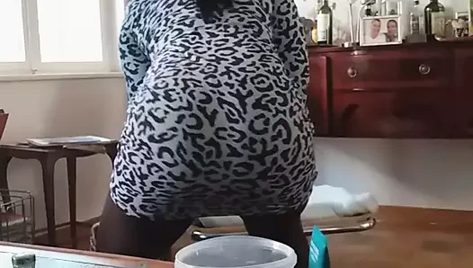 Karısı benim için dans ediyor