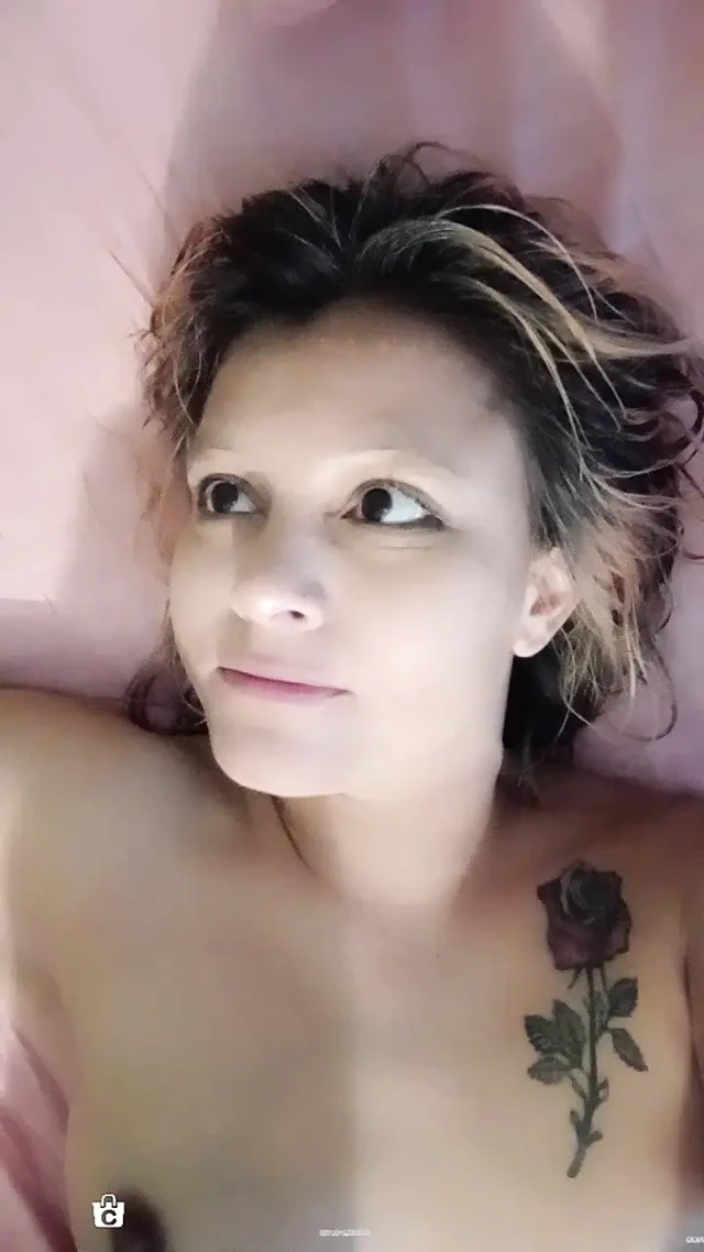 Oyuncağıyla taze banyo yapıyor