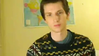 Cam üzerinde iyi asılı twink.