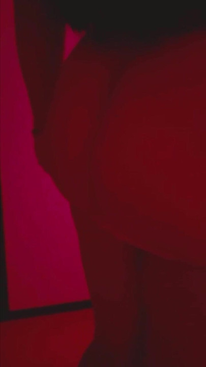 Şişman seksi götlü beyaz hatun kamerada külotunu çıkarıyor