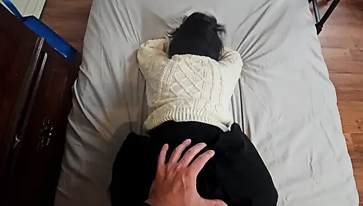 Üzerime boşal! Minyon tatlı kız büyük yarakla döllenmesi için yalvarıyor!!