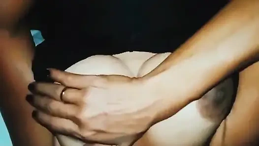MILF eyaculó con los dedos mientras un tronco entra y sale del culo