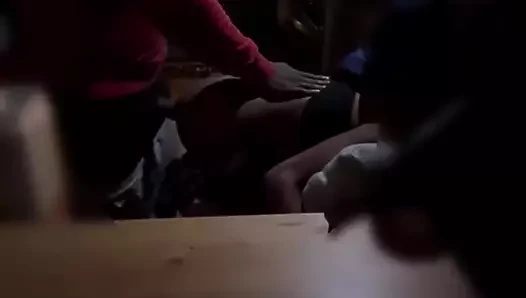 Erkek arkadaşı kulüpteyken onu mutfakta sikiyor
