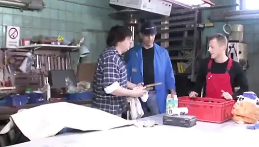 Olgun Alman sürtük ıslak amcığını büyük bir yarakla sert siktiriyor