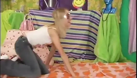 Güzel memeli iki harika azgın genç kız sıkı amına dildoyla mastürbasyon yapıyor