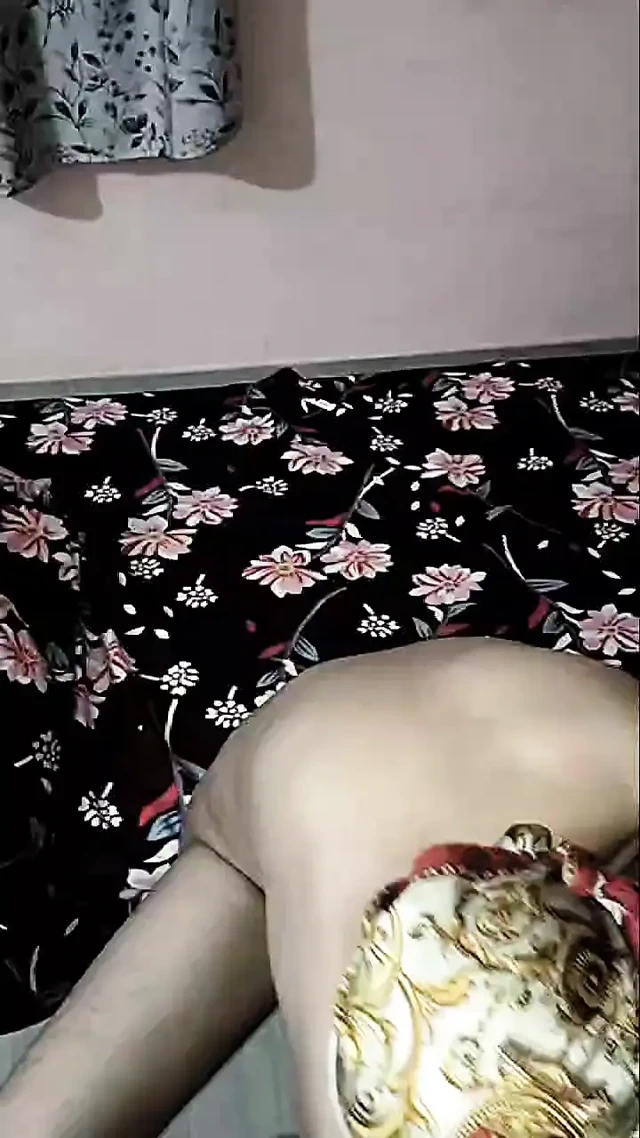 Bandana giyen yenge fışkırtıyor.