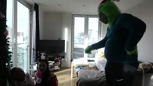 Jamie ve Mila'nın neşeli kargaşası: grinch Noel'i mahvediyor, onları bağlı bırakıyor ve çaresizlik içinde öğürüyor! (4k)
