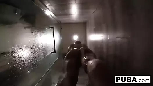 Jezebelle Bond banyo yapıyor