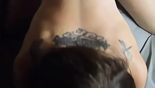 Azgın orta yaşlı seksi kadın yağlanıyor ve memnun etmek için çaresiz