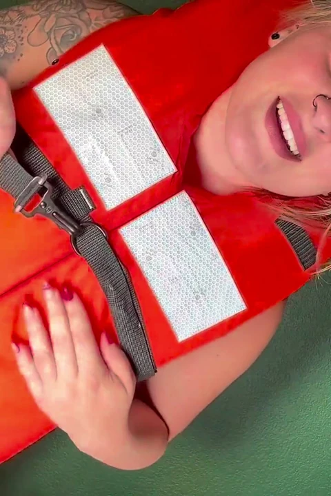 Yaşam yeleği denemesi ve kremsi dildo yolculuğu