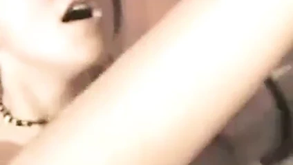 Freundin mit Zungenpiercing