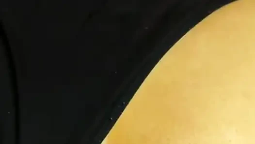 Büyük götlü yenge amcığını sikiyor ve götünü yalıyor