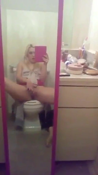 rubia con su tablet se toca en el bathroom