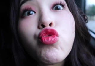 Gahyeon burada yüz bakımı için hazır beyler.