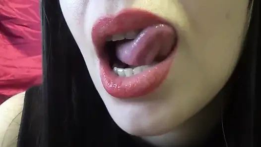 Dil ve tükürme oyunu ile çok alay ediyor