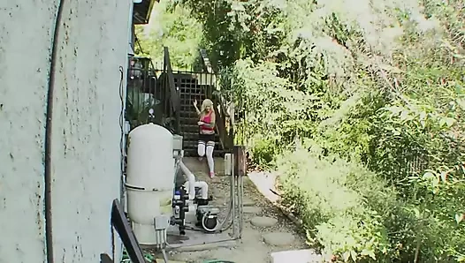 Seksi ateşli sarışın kız sağlam bir sert yarak alıyor