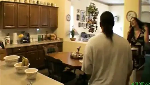 Güzel hamile bayan ve peyzajcı