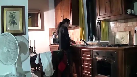 Harika olgun Veronica Rossi ayakla mastürbasyon yapıyor