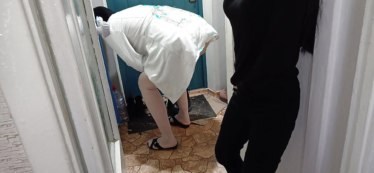 Doktoru mastürbasyon yaparken yakaladım ve boşalmasına yardım ettim