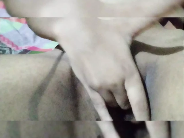 Seksi desi üvey kız kardeş sevimli göğüslerini ve sıkı ıslak amcığını gösteriyor