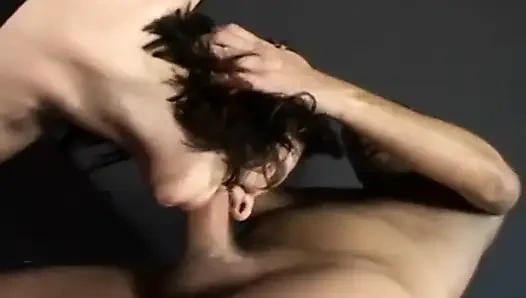 Yüzünü sikiyor Fransız erkek delisi gırtlağına kadar alıyor