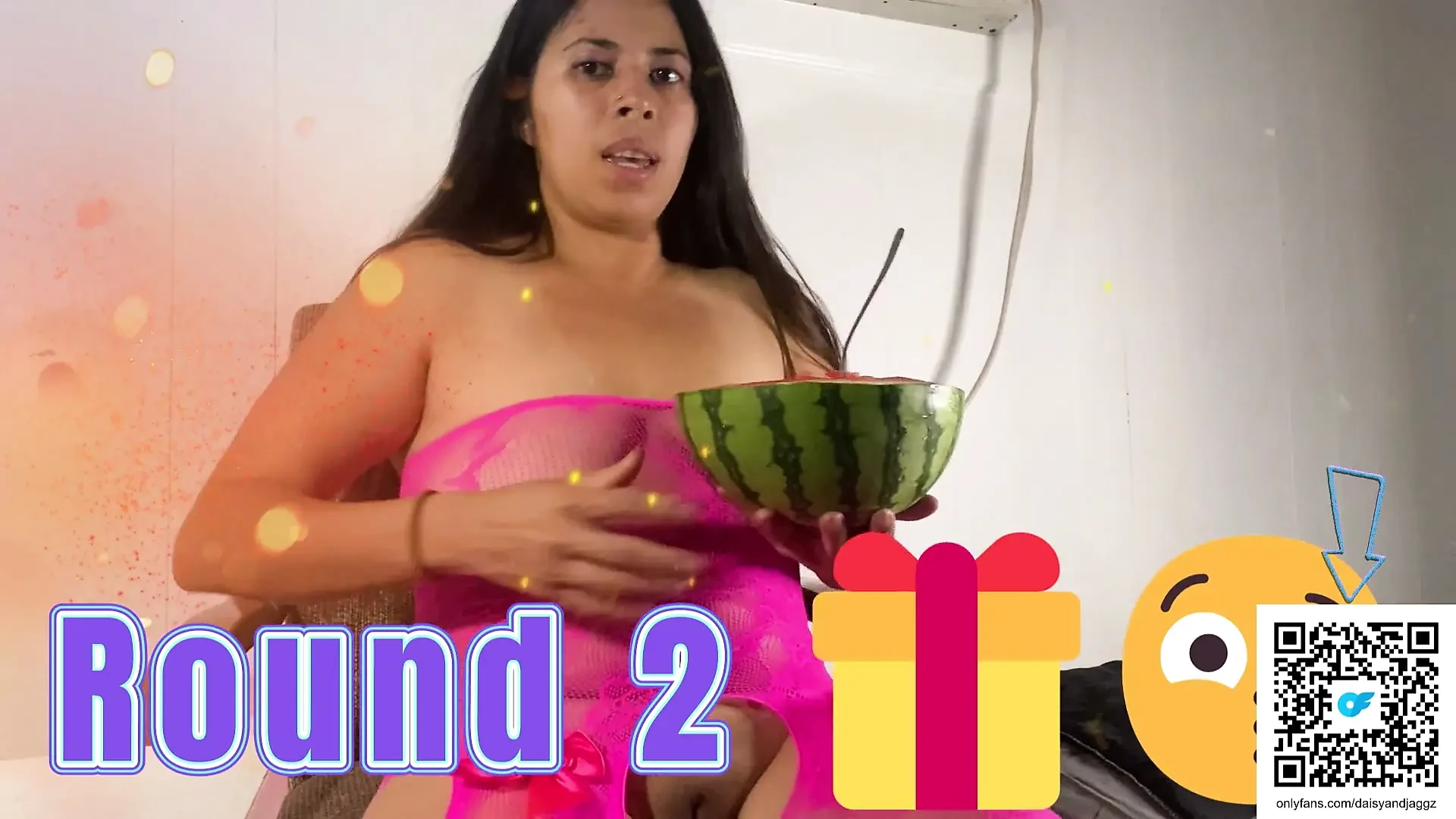 Latin karı kocaman dildoyla sikiyor ve amını mahvediyor