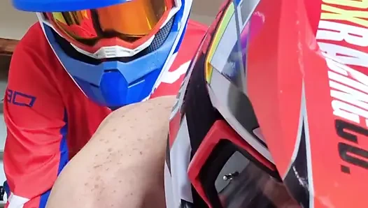 Adam içinde motokros birlik boşalmak içimden