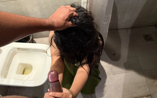 Ghar ki shadi mein üvey erkek kardeş behen ko banyo mein le jaa ke chudai ki
